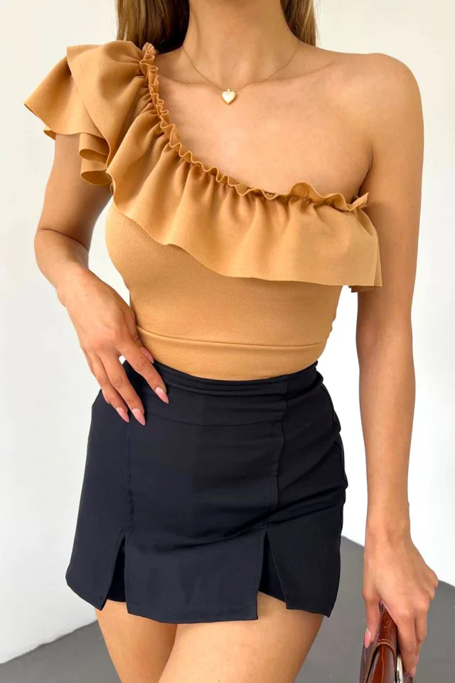 Bluza asimetrica Elara, cu umarul gol si volan oversize, Crem