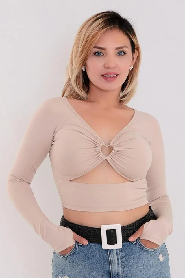 Bluza crop Lina, cu decupaje frontale si maneca lunga cu fenta pentru deget, Crem