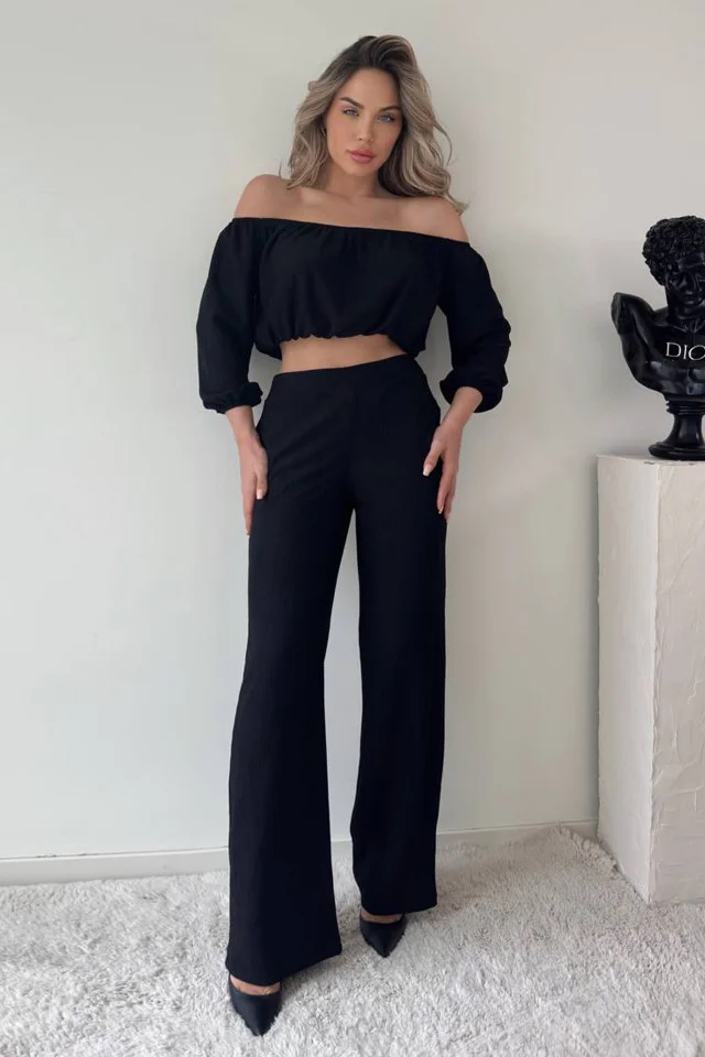 Compleu elegant Alegria, bluza crop cu decolteu elastic pe umeri si pantaloni reiati, evazati, Negru
