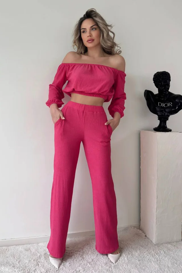 Compleu elegant Alegria, bluza crop cu decolteu elastic pe umeri si pantaloni reiati, evazati, Roz