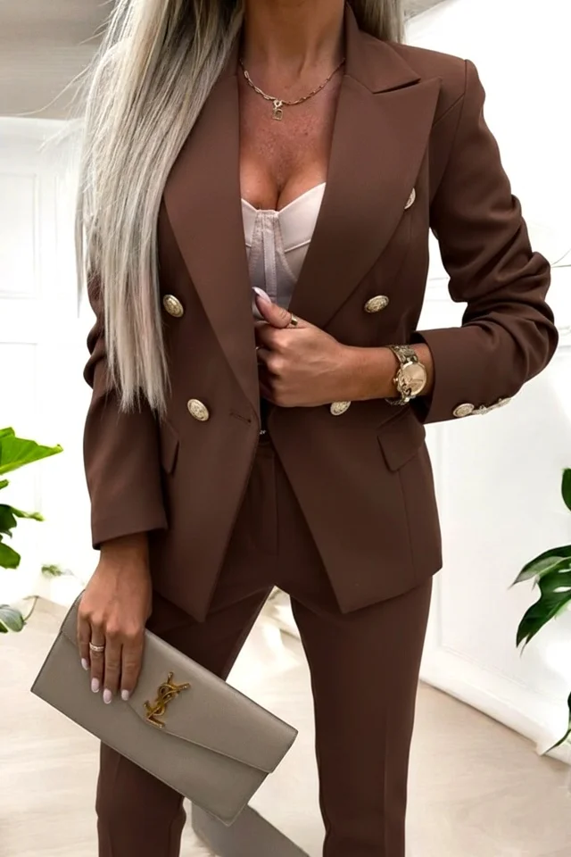 Costum business Paolina, cu sacou cambrat si pantaloni conici, Maro