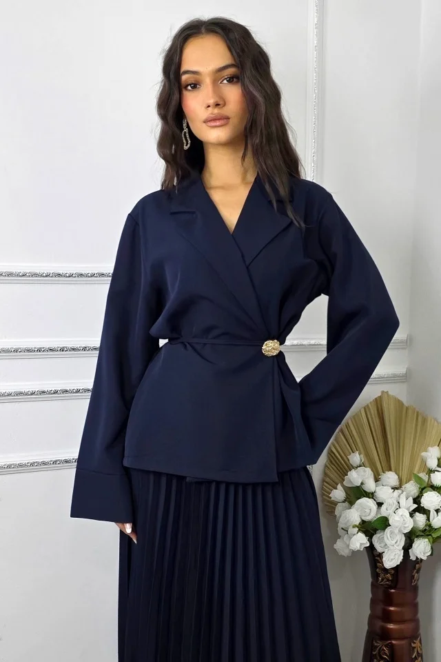 Costum elegant cu brosa LUNIS, fusta plisata si sacou , Bleumarin, Marime S/M/L