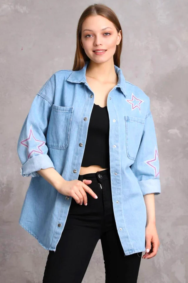 Geaca lunga din denim Trixa, croiala tip camasa si aplicatii artizanale, Albastru deschis