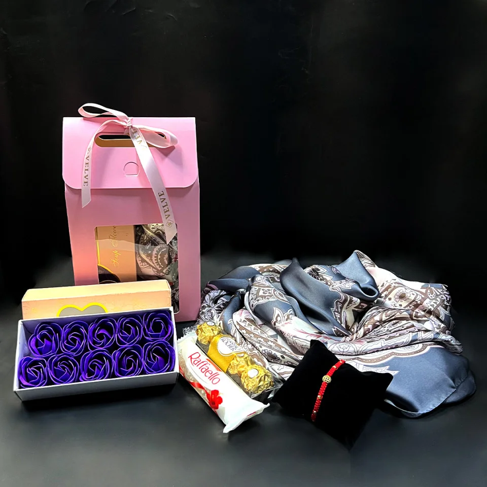 Pachet cadou pentru femei, Sweet Pink, cu esarfa, bratara martisor, Praline Ferrero Rocher si Raffaello, set din 10 trandafiri de sapun, in cutie cadou, Mov