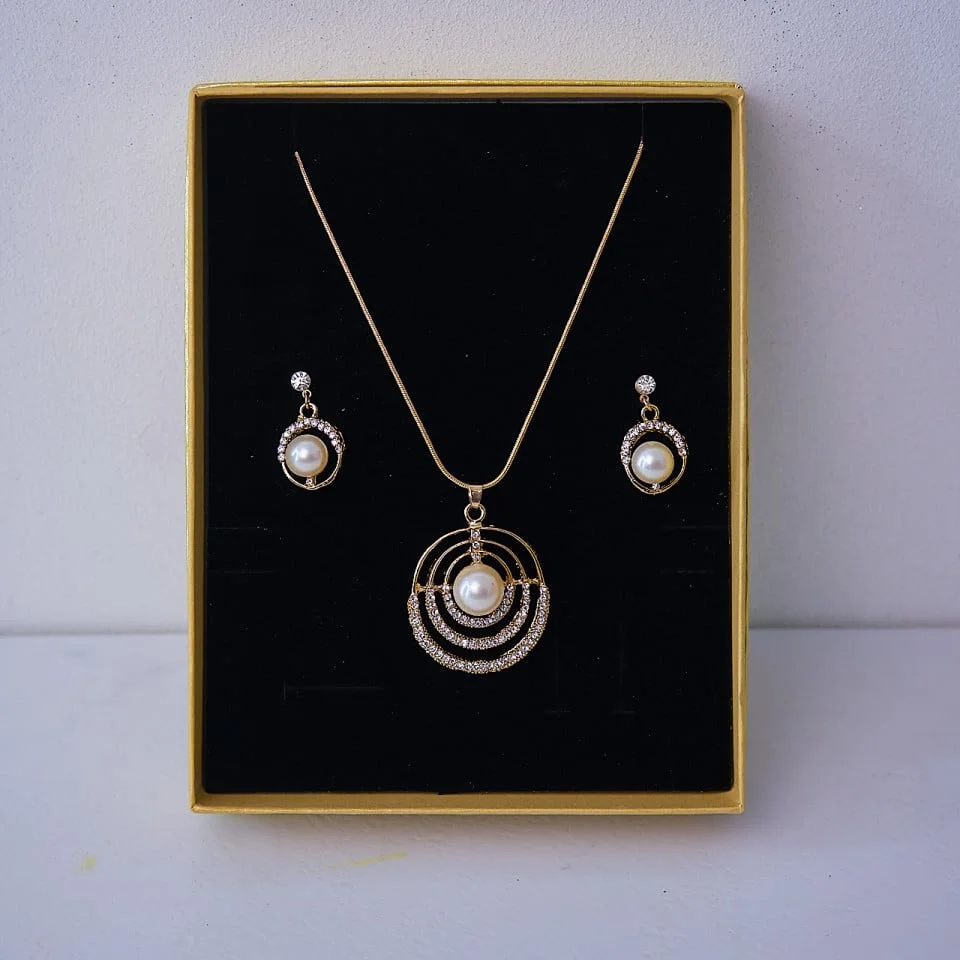 Set accesorii Feeling, din inox, cu cercei, lantisor si pandativ cu cristale, in cutie eleganta, DejaVu Gold pearl