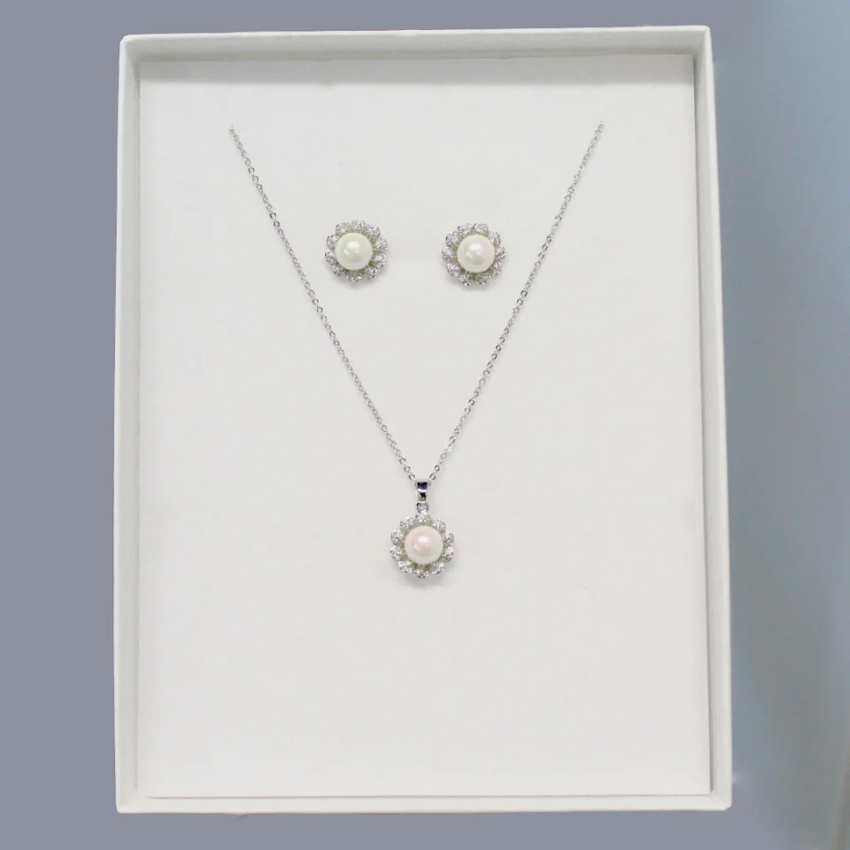 Set accesorii Flower Pearl, din inox, cu cercei, lantic si pandantiv, stilizat cu perle si cristale, in cutie cadou, Argintiu