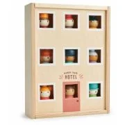 Set Oamenii din Hotelul Fericit Happy Folk Hotel, 9 piese